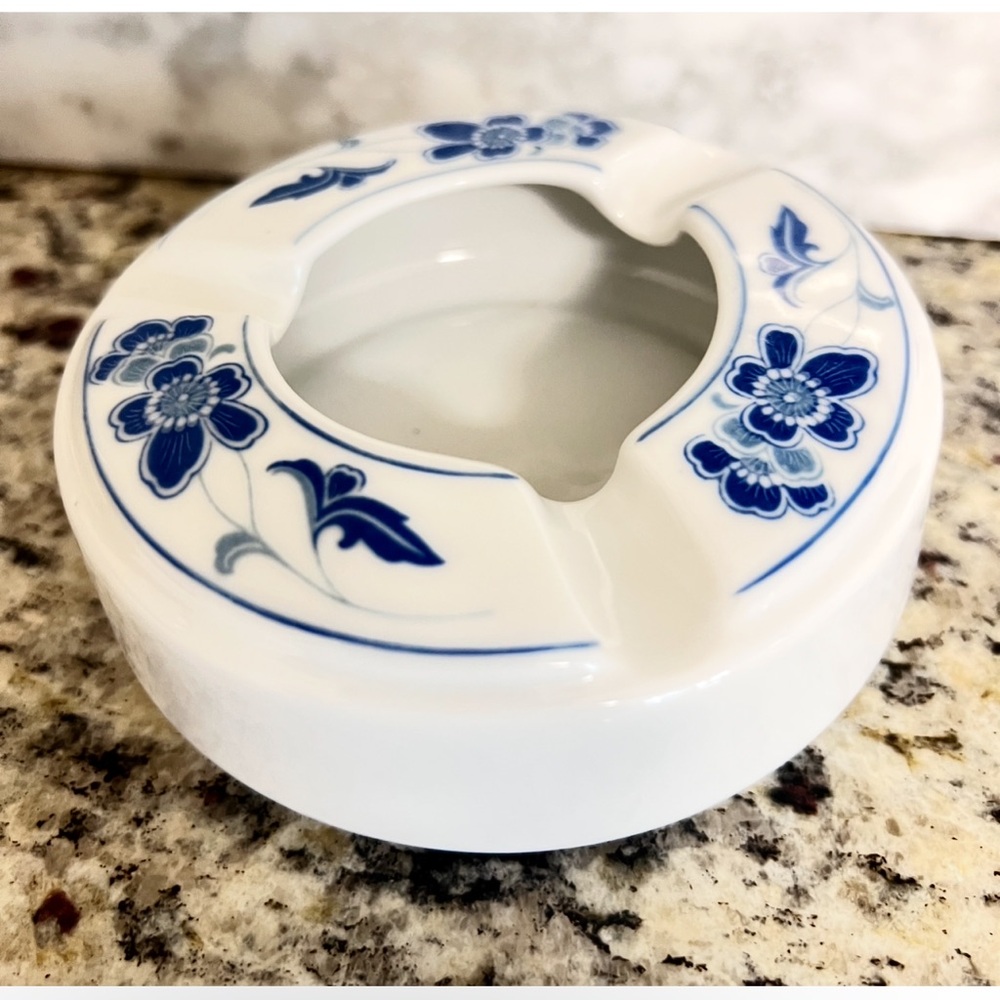 Chinese Liling Qunli Blue and White Porcelain Ashtray 4” D 1” H